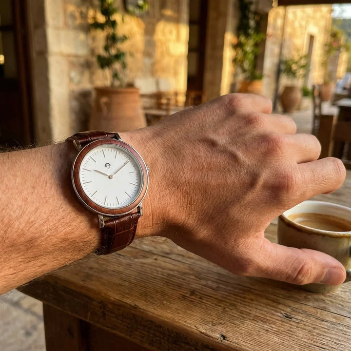 Bonoboss Correa Cuero Premium 22mm Cafe Oscuro - lifestyle muneca con reloj Toki Bonoboss #editorial_ctx_wrist_action #color_cafe-oscuro
