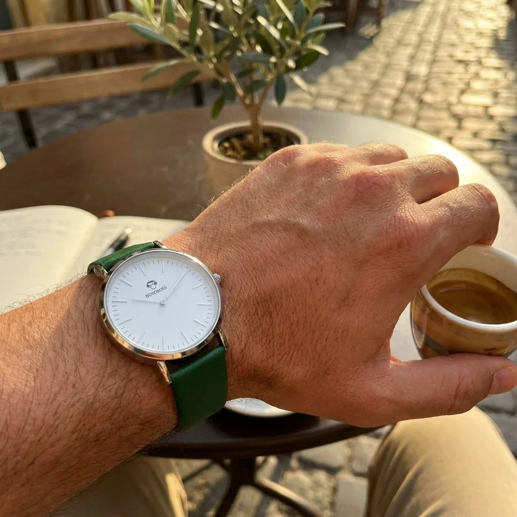 Bonoboss Correa Cuero Premium 22mm Verde - lifestyle muneca con reloj Toki Bonoboss #editorial_ctx_wrist_action #color_verde