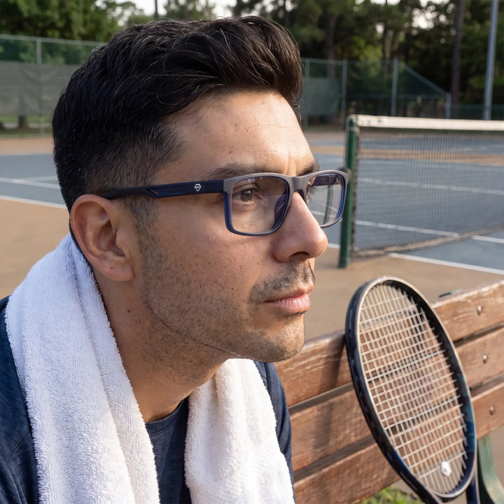 Lentes ópticos deportivos Bonoboss Jordan Azul, hombre practicando tenis al aire libre con el armazón puesto #editorial_modelo2 #color_azul