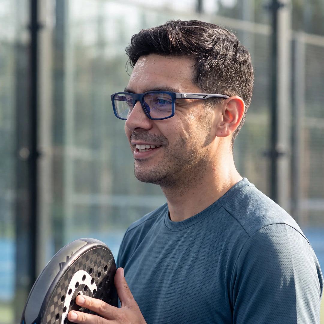 Lentes ópticos deportivos Bonoboss Jordan Azul, hombre practicando pádel al aire libre con el armazón puesto #editorial_modelo3 #color_azul
