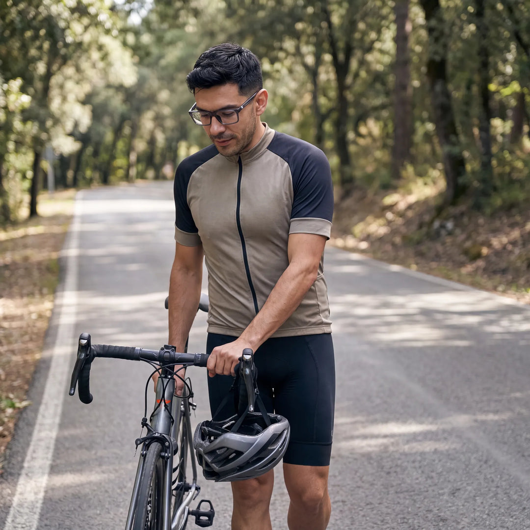 Lentes ópticos deportivos Bonoboss Jordan Gris, hombre practicando ciclismo al aire libre con el armazón puesto #editorial_modelo4 #color_gris