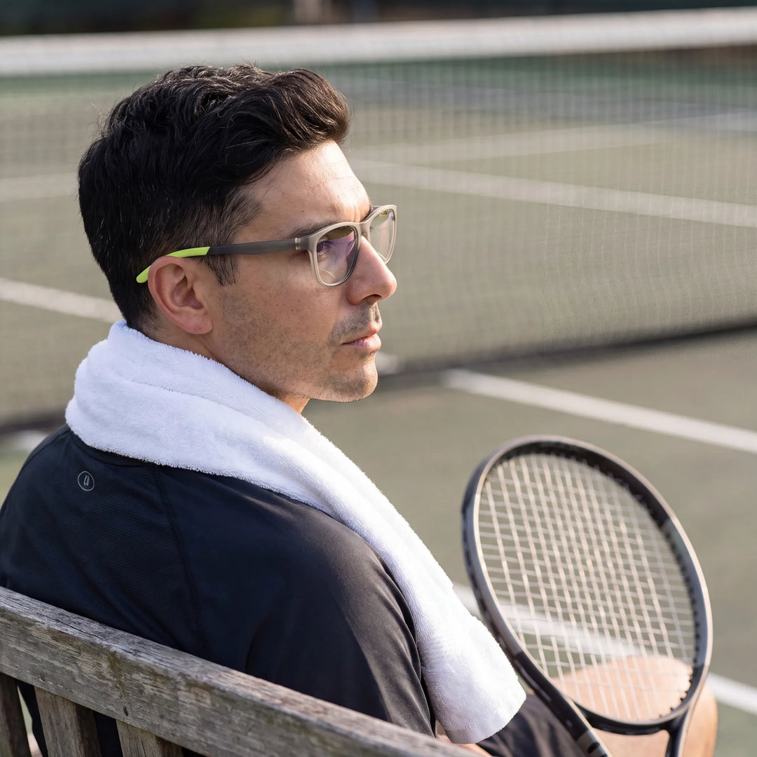 Lentes ópticos deportivos Bonoboss Lewis Verde, hombre practicando tenis al aire libre con el armazón puesto #editorial_modelo2 #color_verde