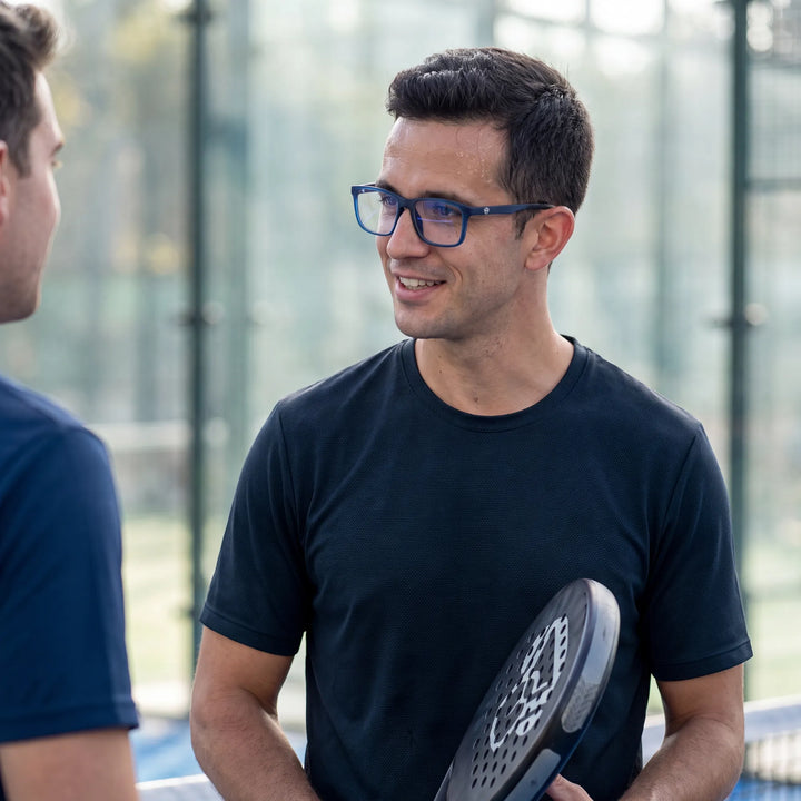 Lentes ópticos deportivos Bonoboss Phelps Azul, hombre practicando pádel al aire libre con el armazón puesto #editorial_modelo3 #color_azul
