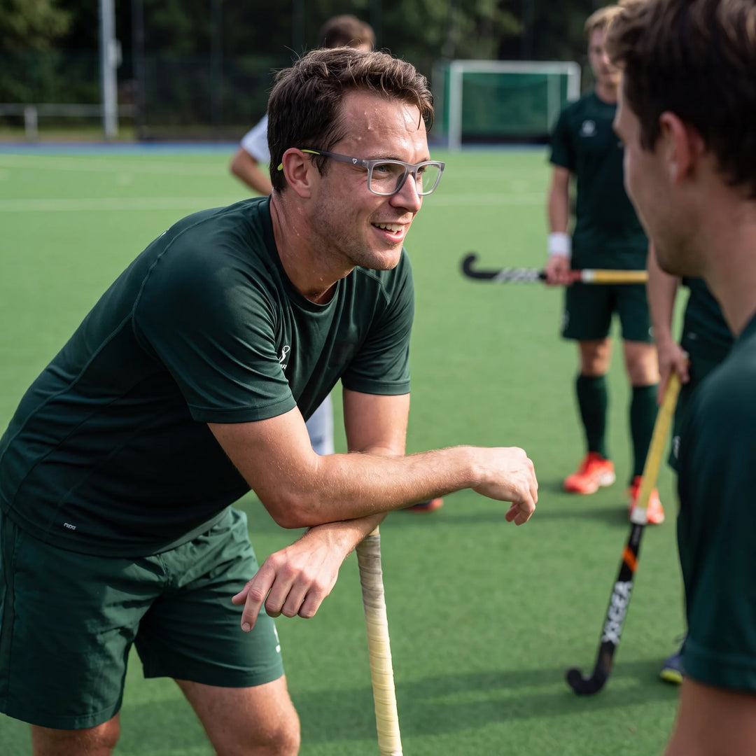 Lentes ópticos deportivos Bonoboss Phelps Verde, hombre practicando hockey al aire libre con el armazón puesto #editorial_modelo6 #color_verde