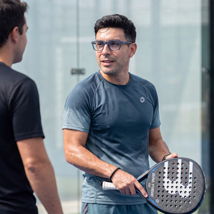 Lentes ópticos deportivos Bonoboss Senna Azul, hombre practicando pádel al aire libre con el armazón puesto #editorial_modelo3 #color_azul