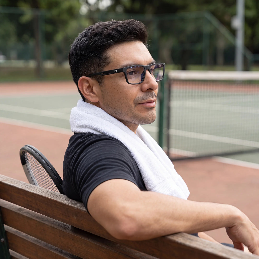Lentes ópticos deportivos Bonoboss Senna Negro, hombre practicando tenis al aire libre con el armazón puesto #editorial_modelo2 #color_negro