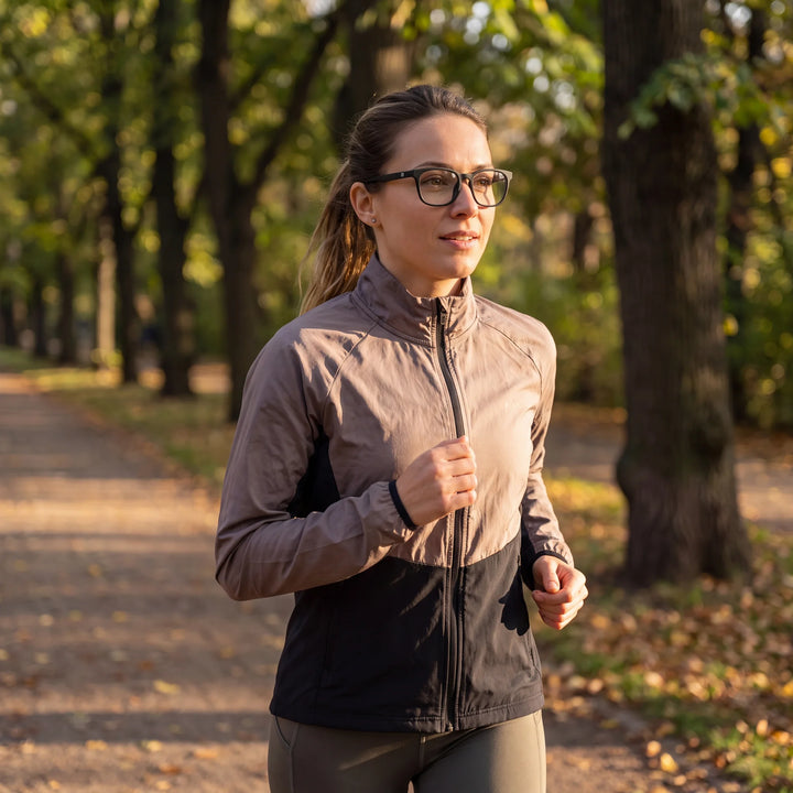 Lentes ópticos deportivos Bonoboss Serena Negro, mujer practicando running al aire libre con el armazón puesto #editorial_modelo4 #color_negro