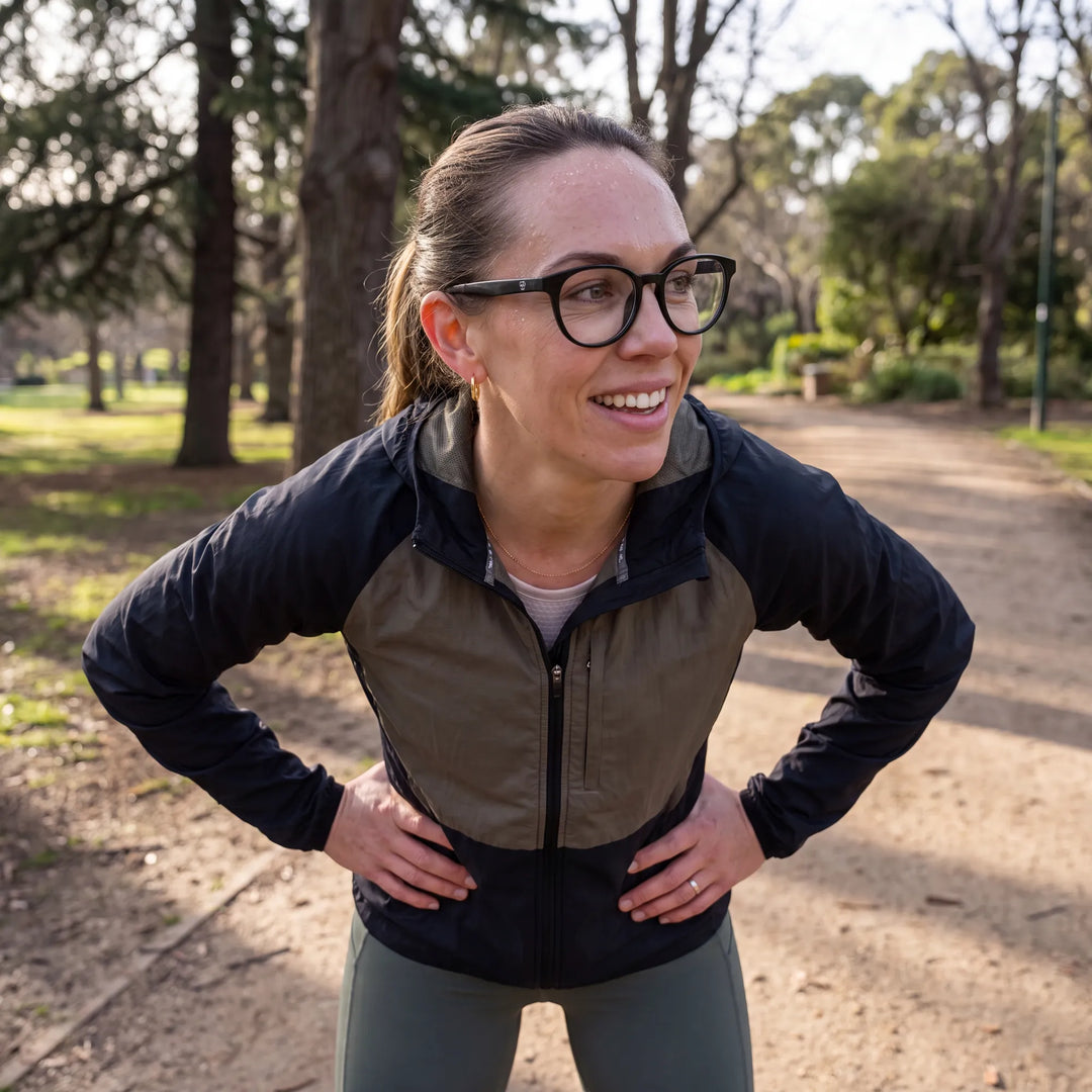 Lentes ópticos deportivos Bonoboss Simone Negro, mujer practicando running al aire libre con el armazón puesto #editorial_modelo4 #color_negro