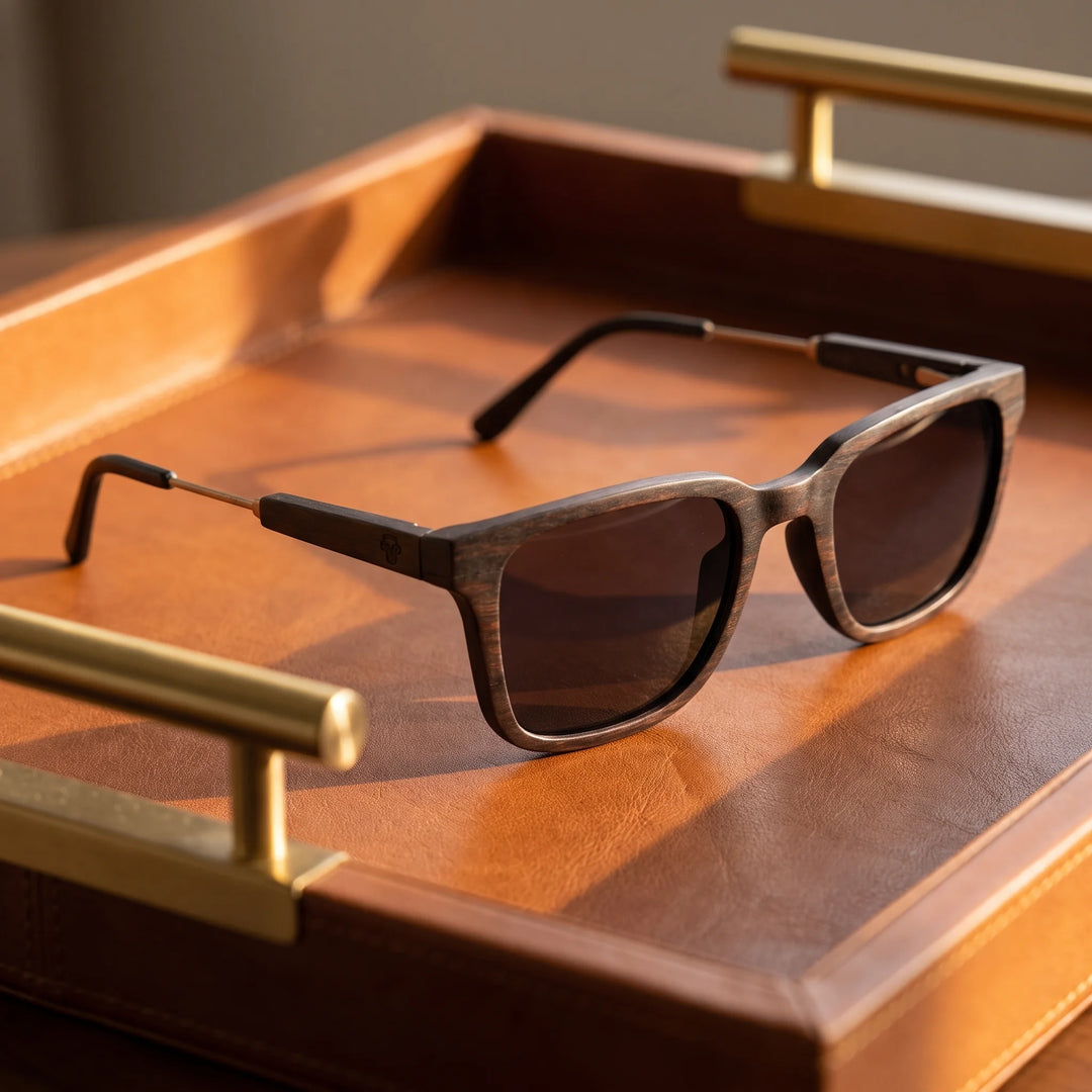 Lentes sol Thanos Ébano Natural UV400 sobre bandeja de cuero con detalles brass estilo premium Bonoboss #color_negro