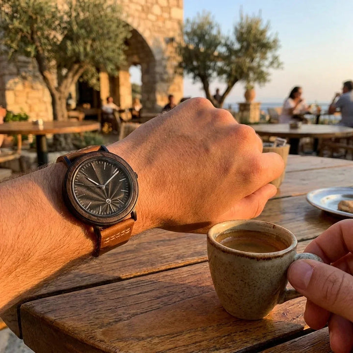 Bonoboss Toki Ébano BlackWave Café - lifestyle muneca con espresso en cafe #editorial_ctx_wrist_espresso #color_cafe
