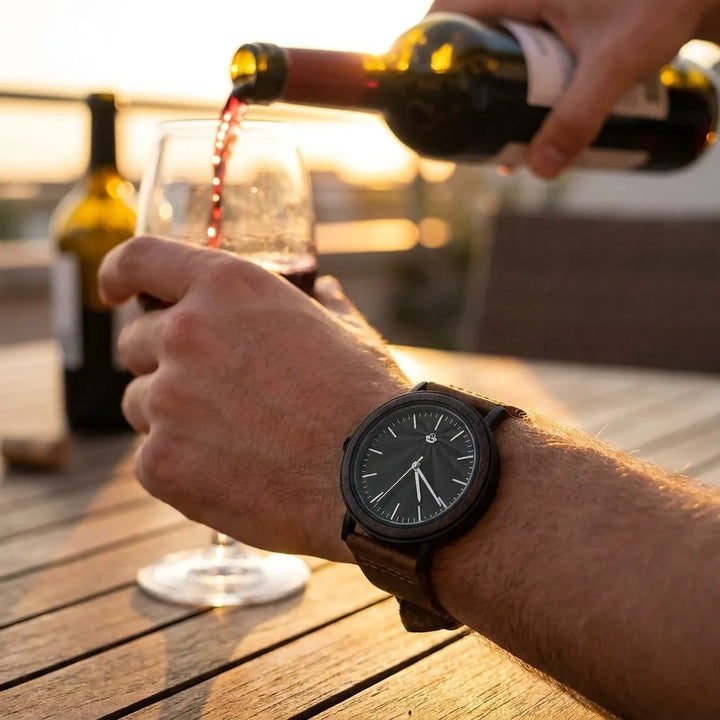 Bonoboss Toki Ébano BlackWave Café - lifestyle muneca sirviendo vino en terraza #editorial_ctx_wrist_wine_pour #color_cafe