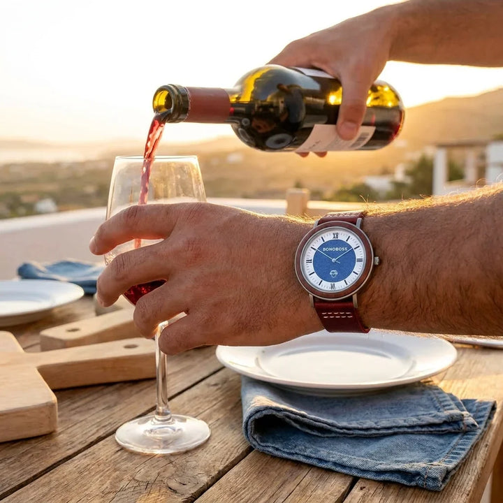 Bonoboss Toki Sándalo Jeans Cuero - lifestyle muneca sirviendo vino en terraza #editorial_ctx_wrist_wine_pour #color_rojo