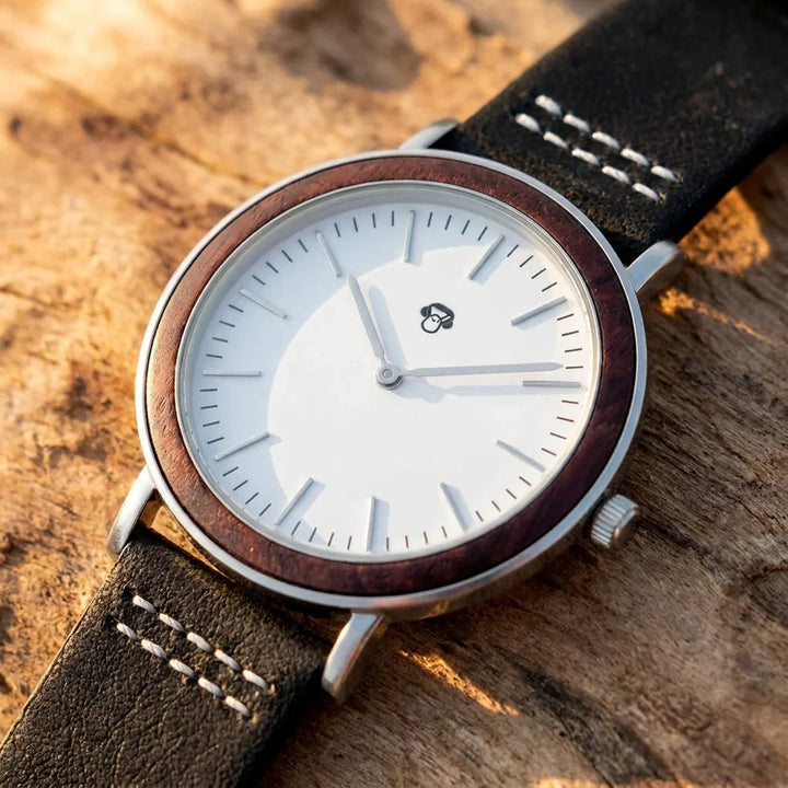 Bonoboss Toki Sándalo Rojo Plata Sport - macro dial luz dorada #editorial_ctx_macro_dial_gold #color_negro