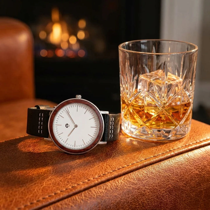 Bonoboss Toki Sándalo Rojo Plata Sport - reloj still life whisky y sillon de cuero #editorial_ctx_whisky_leather #color_negro