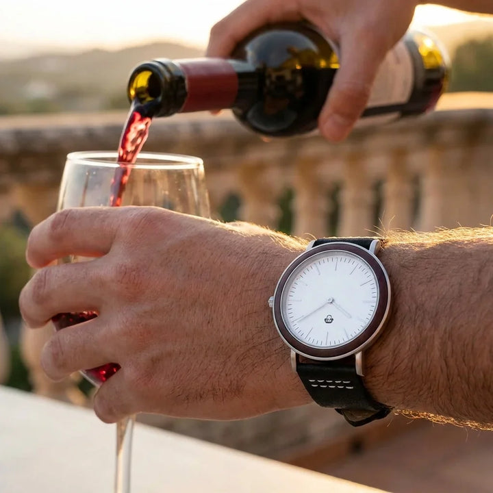 Bonoboss Toki Sándalo Rojo Plata Sport - lifestyle muneca sirviendo vino en terraza #editorial_ctx_wrist_wine_pour #color_negro