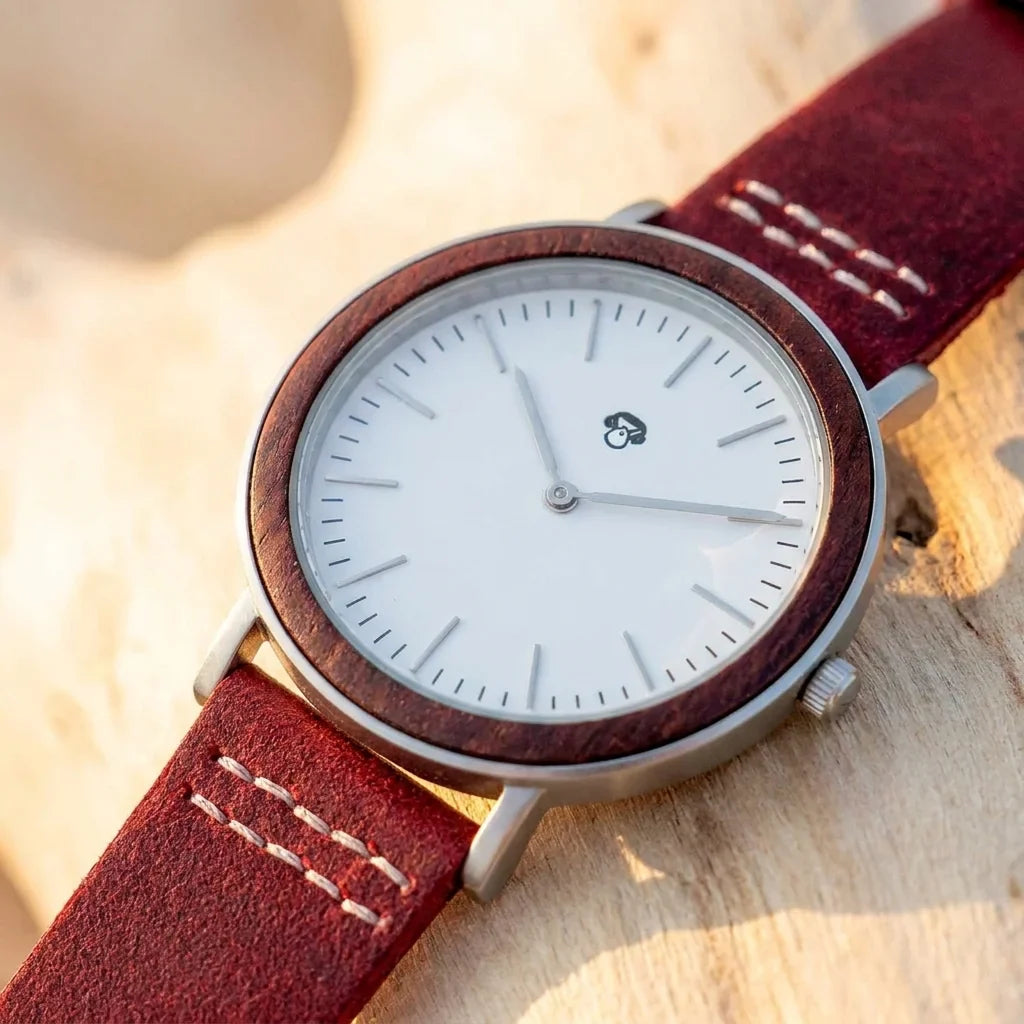 Bonoboss Toki Sándalo Rojo Plata Sport - macro dial luz dorada #editorial_ctx_macro_dial_gold #color_rojo