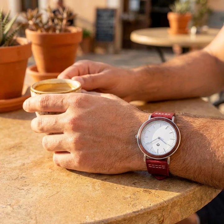 Bonoboss Toki Sándalo Rojo Plata Sport - lifestyle muneca con espresso en cafe #editorial_ctx_wrist_espresso #color_rojo