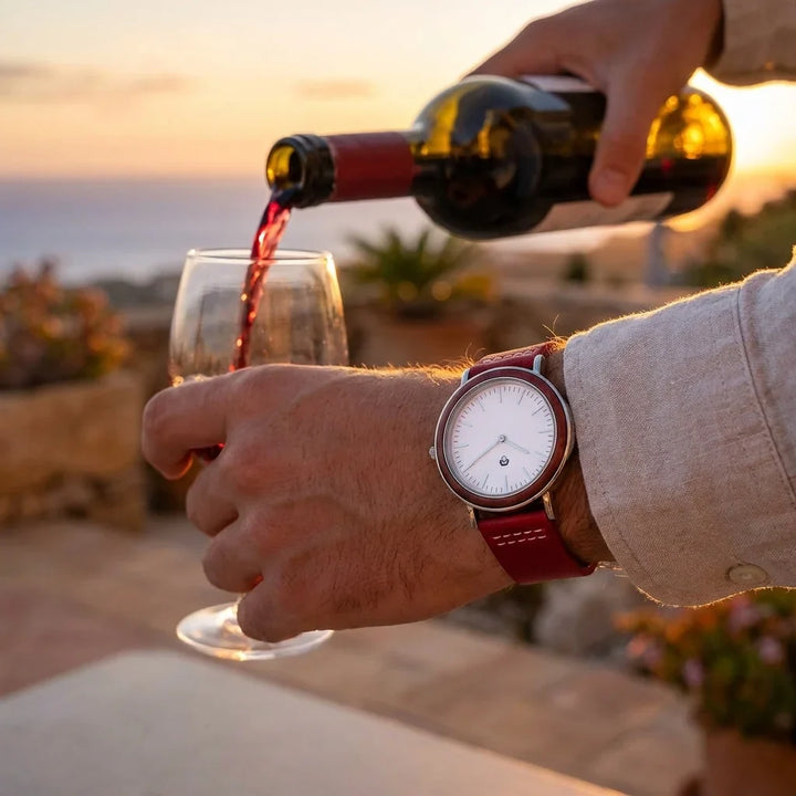 Bonoboss Toki Sándalo Rojo Plata Sport - lifestyle muneca sirviendo vino en terraza #editorial_ctx_wrist_wine_pour #color_rojo