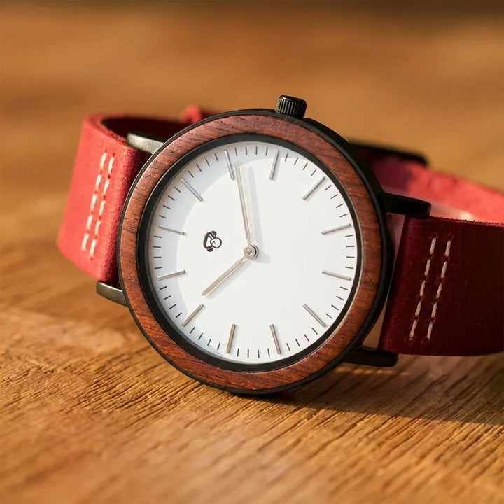 Bonoboss Toki Sándalo Rojo Sport - macro dial luz dorada #editorial_ctx_macro_dial_gold #color_rojo