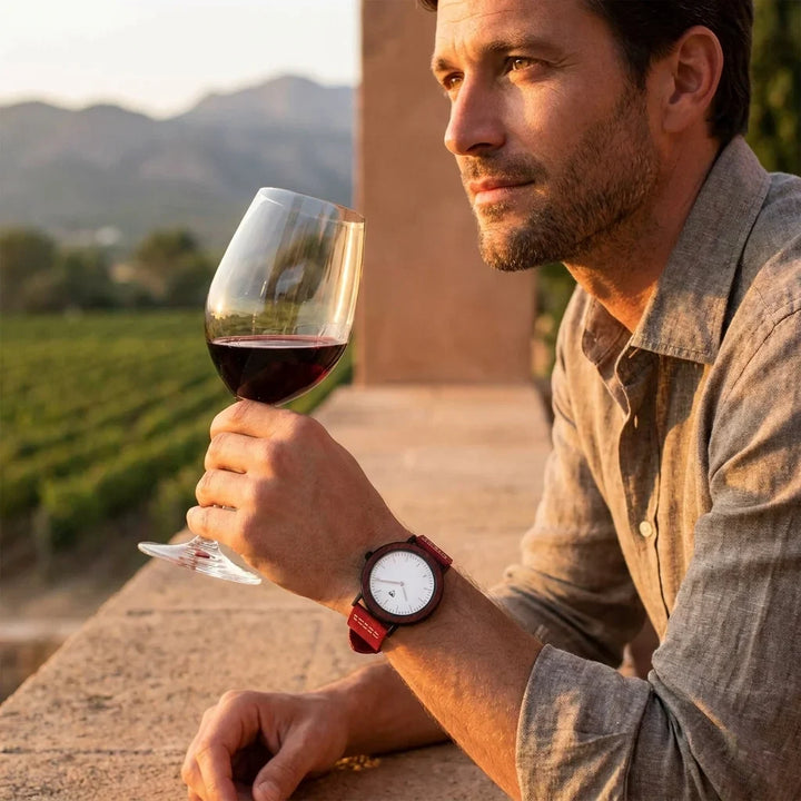 Bonoboss Toki Sándalo Rojo Sport - lifestyle editorial terraza copa de vino #editorial_ctx_terrace_wine #color_rojo