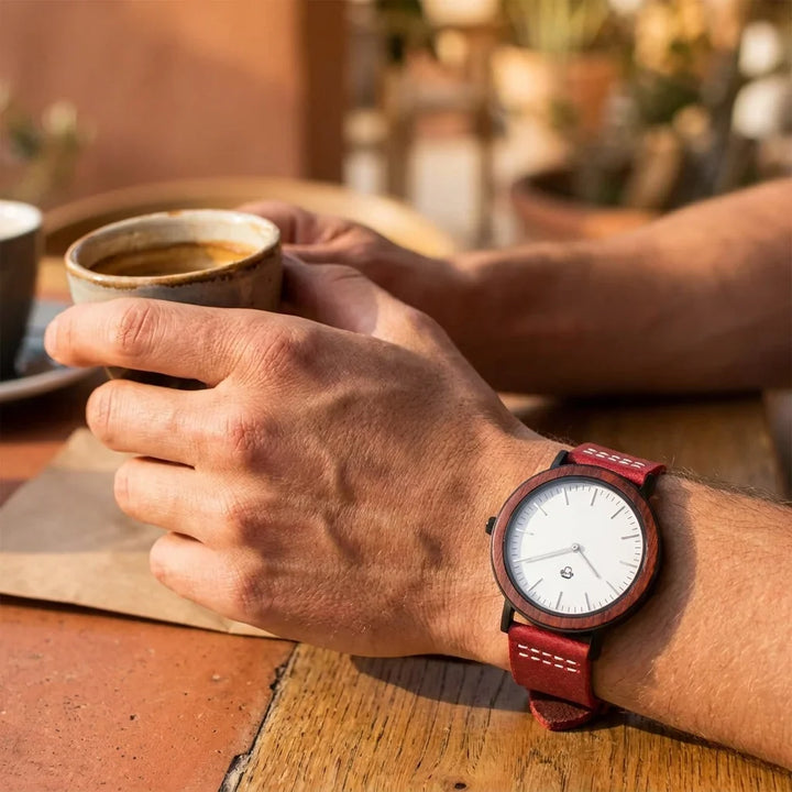 Bonoboss Toki Sándalo Rojo Sport - lifestyle muneca con espresso en cafe #editorial_ctx_wrist_espresso #color_rojo