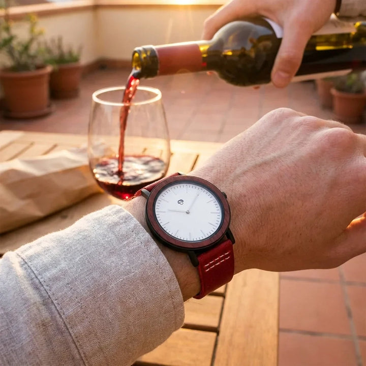 Bonoboss Toki Sándalo Rojo Sport - lifestyle muneca sirviendo vino en terraza #editorial_ctx_wrist_wine_pour #color_rojo