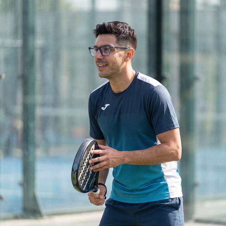 Lentes ópticos deportivos Bonoboss Tyson Azul, hombre practicando pádel al aire libre con el armazón puesto #editorial_modelo3 #color_azul