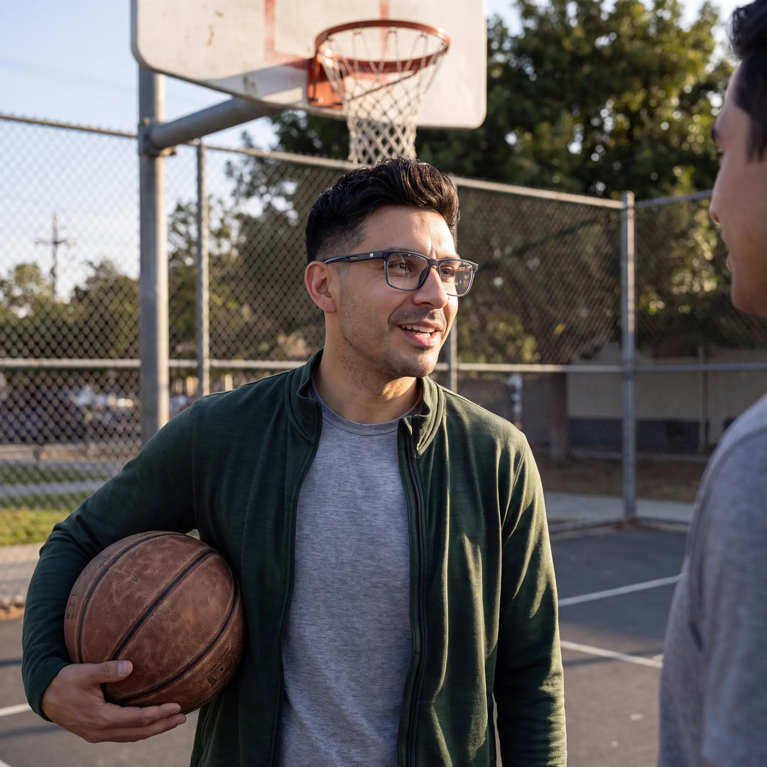 Lentes ópticos deportivos Bonoboss Tyson Azul, hombre practicando básquetbol al aire libre con el armazón puesto #editorial_modelo5 #color_azul