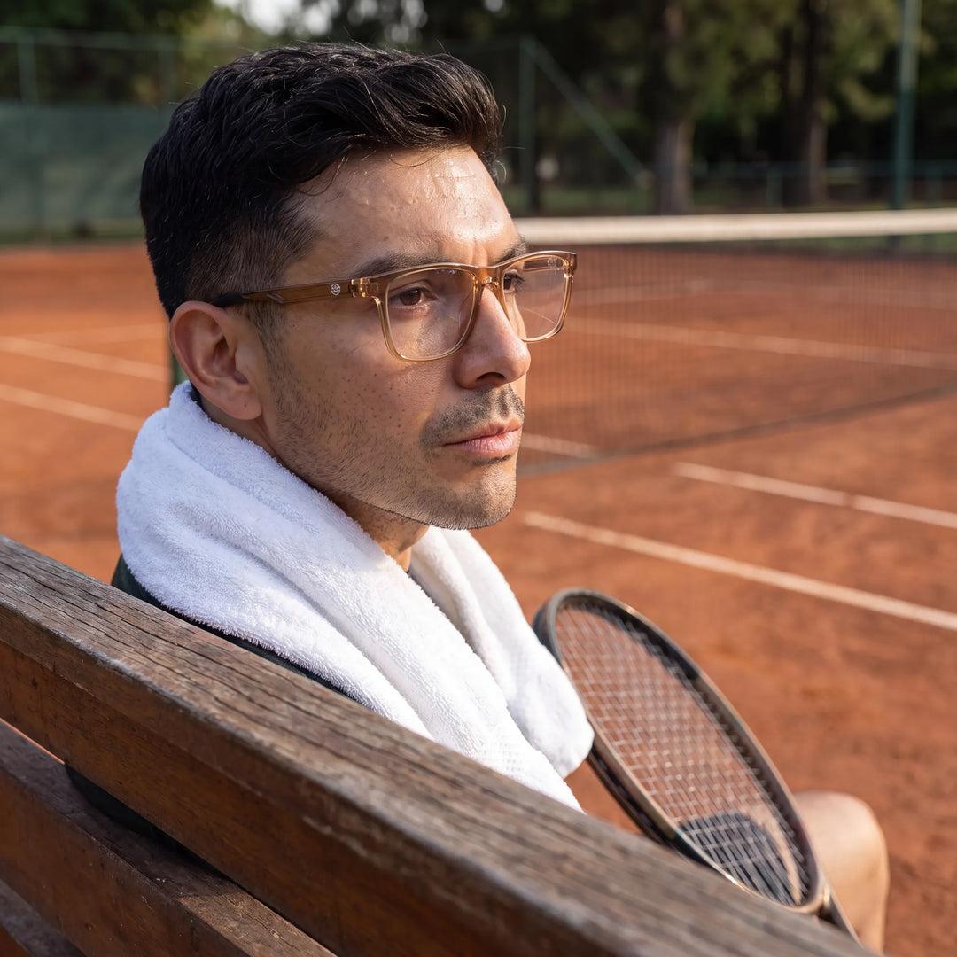 Lentes ópticos deportivos Bonoboss Tyson Champagne, hombre practicando tenis al aire libre con el armazón puesto #editorial_modelo2 #color_champagne