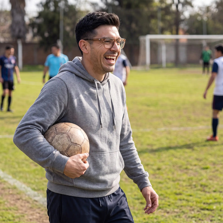 Lentes ópticos deportivos Bonoboss Tyson Champagne, hombre practicando fútbol al aire libre con el armazón puesto #editorial_modelo6 #color_champagne