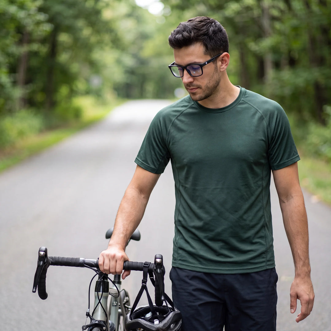 Lentes ópticos deportivos Bonoboss Tyson Negro, hombre practicando ciclismo al aire libre con el armazón puesto #editorial_modelo4 #color_negro
