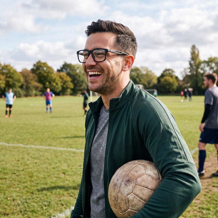 Lentes ópticos deportivos Bonoboss Tyson Negro, hombre practicando fútbol al aire libre con el armazón puesto #editorial_modelo6 #color_negro
