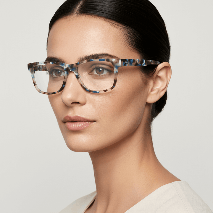 la vista lateral 45º de una modelo mujer de cara redonda usando unos armazones marcos opticos lentes con receta de forma rectangular de #color_blue