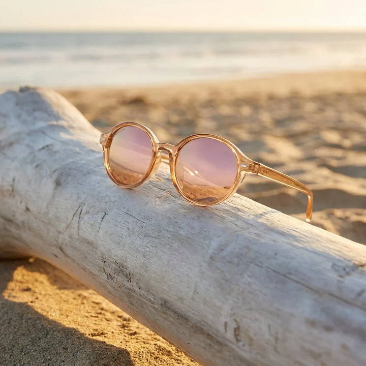 Lentes sol Capri polarizados RPET reciclado rose gold sobre driftwood dorado reflejo lente costero Bonoboss #editorial_detail1 #color_rose