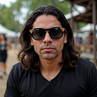 lentes de sol polarizados para hombre y mujerovalados de color negro con patas de madera natural sustentable. Marco de plastico reciclado con lentes polarizadas