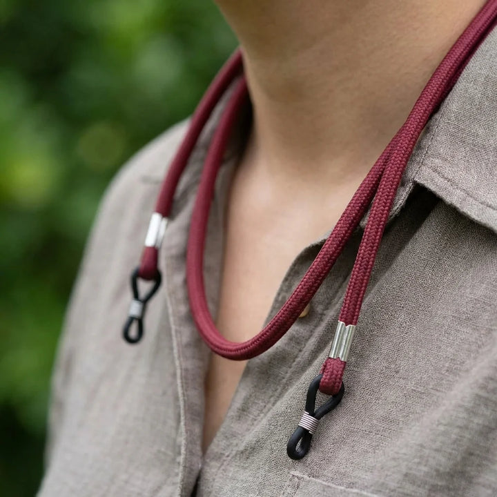 Correa para lentes reciclada burdeo close-up en cuello outfit casual Bonoboss #color_burdeo