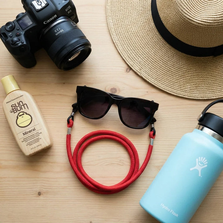 Correa para lentes reciclada rojo flat lay esenciales de verano Bonoboss #color_rojo