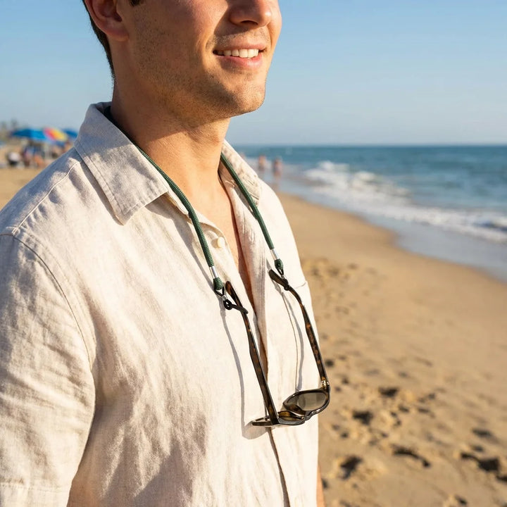 Correa para lentes reciclada verde-oscuro en playa lentes colgando cuello Bonoboss #color_verde-oscuro