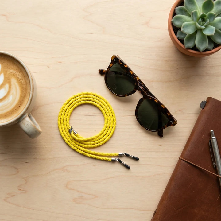 Correa para lentes trenzada ecocuero amarilla en uso 2 Bonoboss #color_amarillo