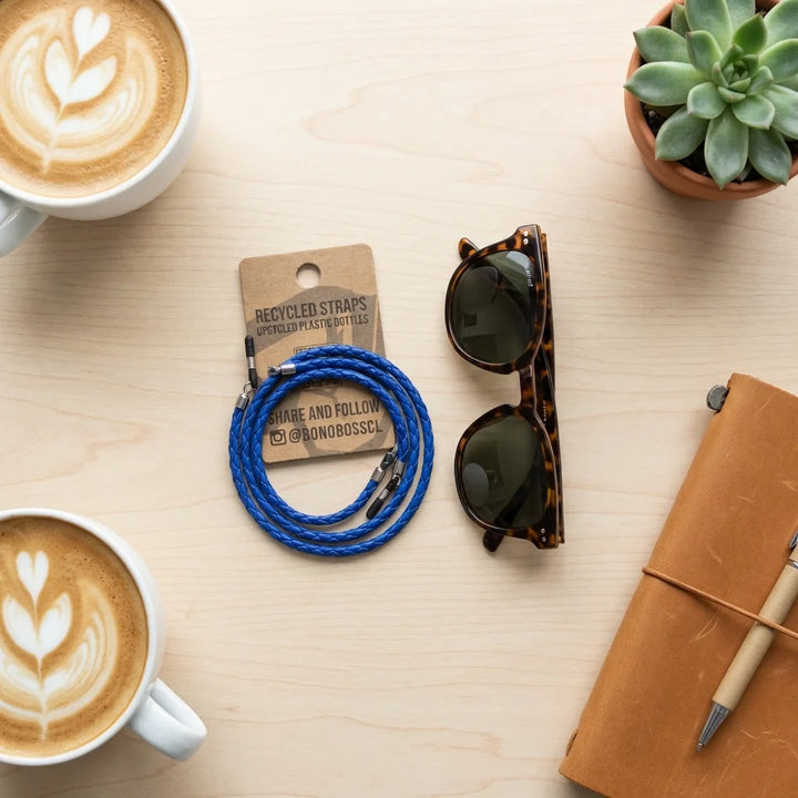 Correa para lentes trenzada ecocuero azul en uso 2 Bonoboss #color_azul