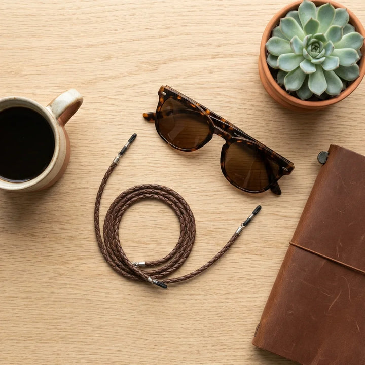 Correa para lentes trenzada ecocuero café en uso 2 Bonoboss #color_brown