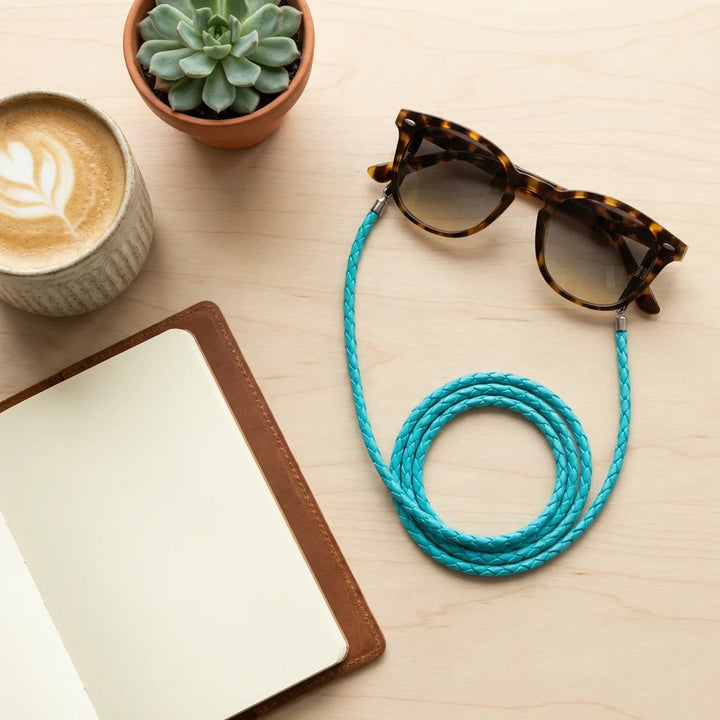 Correa para lentes trenzada ecocuero calipso en uso 2 Bonoboss #color_calipso