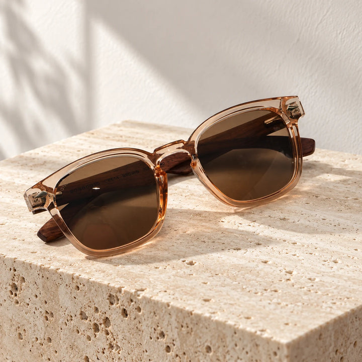 Lentes de sol Bonoboss Creta Brown sobre piedra y roble con luz de ventana #editorial_sustentabilidad #color_brown