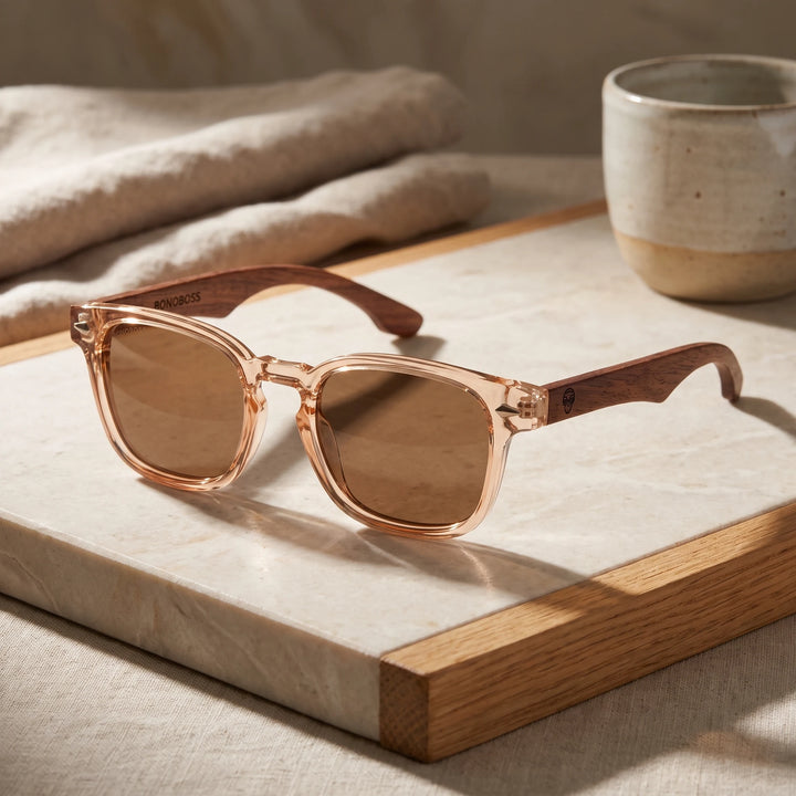 Lentes de sol Bonoboss Creta Brown sobre mesa de mármol en terraza de café #editorial_grid1 #color_brown