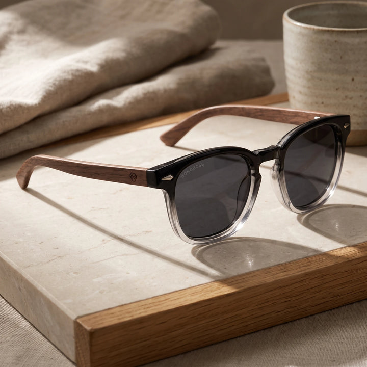 Lentes de sol Bonoboss Creta Negro sobre piedra y roble con luz de ventana #editorial_sustentabilidad #color_negro