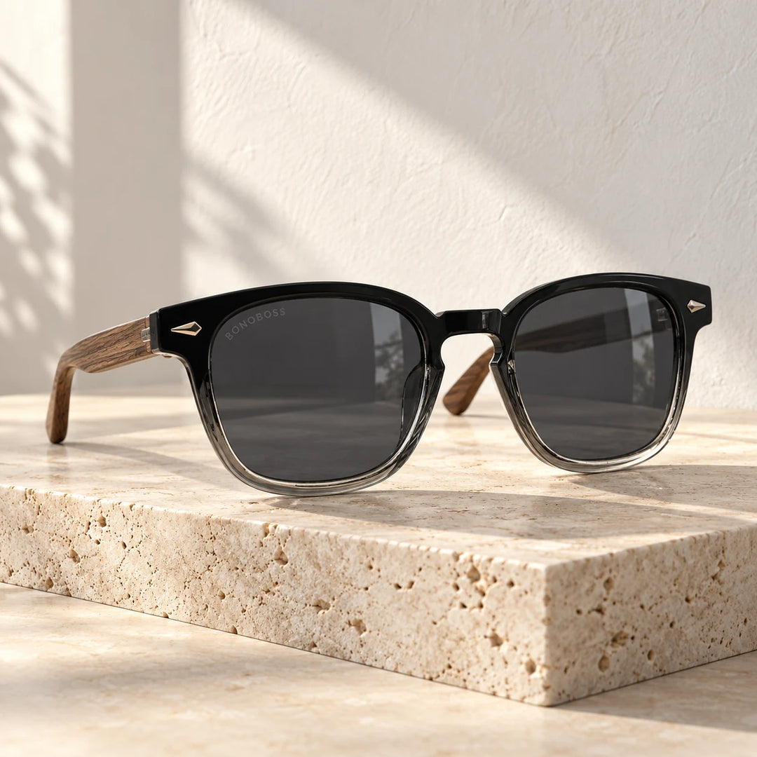 Lentes de sol Bonoboss Creta Negro sobre mesa de mármol en terraza de café #editorial_grid1 #color_negro