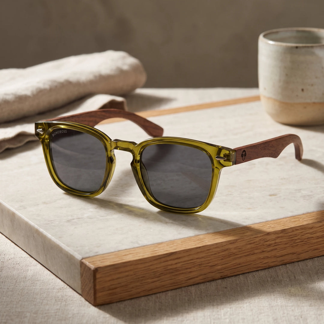 Lentes de sol Bonoboss Creta Olive sobre piedra y roble con luz de ventana #editorial_sustentabilidad #color_olive