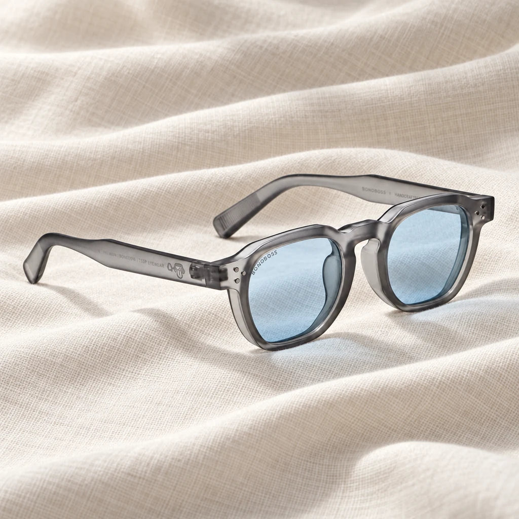 Lentes de sol Bonoboss Damero Blue en contexto de estilo de vida #color_blue