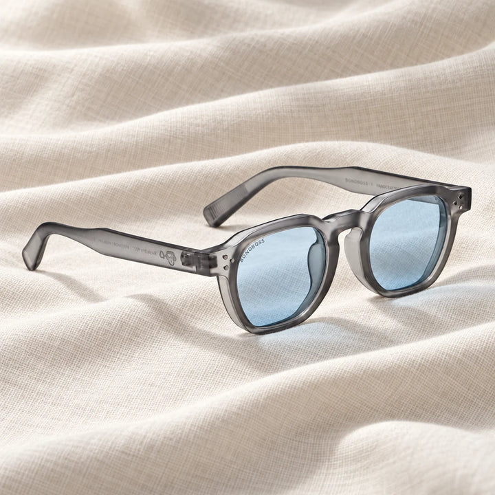 Lentes de sol Bonoboss Damero Blue en contexto de estilo de vida #color_blue