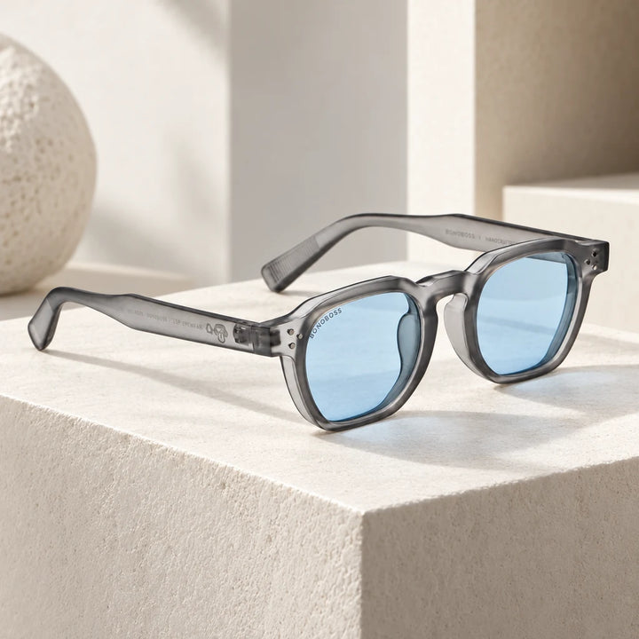 Lentes de sol Bonoboss Damero Blue en contexto de estilo de vida #color_blue